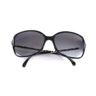 香奈兒 (CHANEL) 5210-Q-A Coco Mark 鏈條設計太陽眼鏡，黑色，金色五金，尺寸 57□17 135，附鏡盒，義大利製造，品相極佳。