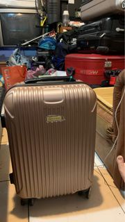 20吋行李箱外表還很漂亮，把手有修復痕跡可以正常使用，不介意再購買買自取地點中和台新街23號