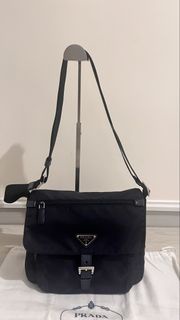 Prada 深藍色郵差包