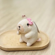 🇯🇵日版✨超可愛 米白色 粉紅蝴蝶結 迷你 水豚 卡皮巴拉 公仔 掛袋 吊飾 掛飾 掛件 裝飾 擺設 擺件✨日本景品 水豚君 Pink Ribbon Capybara 哈姆太郎 倉鼠 動物橫町 助六之