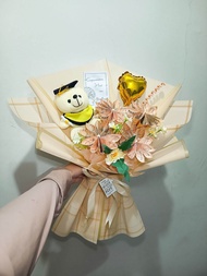 BUKET UANG 20 LEMBAR MONEY BOUQUET BENTUK BUNGA KRISAN DENGAN BONEKA WISUDA BERUANG DENGAN BALON LOV