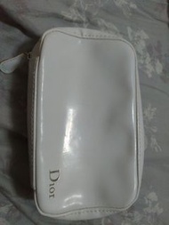 白色Dior化妝包,約16*5.5*10可撐開，容量大