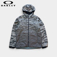 เสื้อกันหนาวมือสอง Oakley สีเทา ลายพรางฮู้ดคอสูง ผ้านวม กันหนาวลม อก 46 ยาว 27 📌รัดปลายแขนหัก