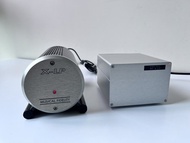 英國Musical Fadelity X-LP MM/lMC 唱頭放大器. 內置RIAA電路,可處理MM或MC唱頭訊號,使用簡便,音色自然,和暖久聽不攰.功能正常. 12V 線性電源變壓器提供充沛功率
