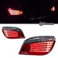 เหมาะสำหรับ 03-06 รุ่น BMW 5 กรม E60 LED ชุดไฟท้ายที่ปรับแต่งพร้อมไฟเบรกและอุปกรณ์ตกแต่งด้านหลัง -Au