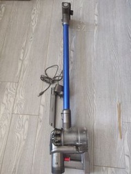 Dyson DC44 吸尘機。放咗一段時間沒用、現發現充不到電沒法使用、現出售給高手人士維修整好它。美孚MYR交收。