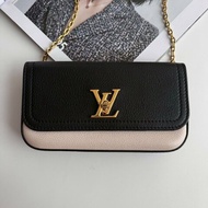 ‼️出門輕鬆帶💫 LV 米白皮革手機鏈包