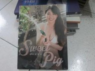 中港台明星寫真集~  黃沐妍 - Sweet Pig 寫真集 (簽名版）全新未拆~ 可合併運費