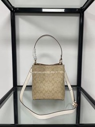 🎀Brand New Free Shipping💙Coach 2312  Town Bucket小號水桶包｜Color 淺卡其色配白色｜Size 20x22x11 cm💙配件全齊適合送禮 嚴格檢測貨品