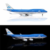โมเดลเครื่องบินโบอิ้ง 747-400 ของสายการบิน KLM Royal Dutch Airlines พร้อมไฟ LED ในห้องนักบินและห้องโ