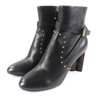 LOUIS VUITTON)女士黑色 Monogram 皮帶設計側拉鍊皮革踝靴，尺寸 37，義大利製造，成色極佳。