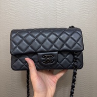 Chanel 銀黑羊皮銀黑釦mini CF20. A69900