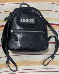 GUESS-女包-亮面滿版字母LOGO後背包-黑