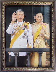 กรอบรูปกระจกมงคล ภาพ ในหลวง ร.10 และพระราชินี โบกพระหัตถ์ทักทายประชาชน ขนาด18×23"นิ้ว