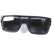 成色極佳 ▼LOUIS VUITTON2023 Z2062E LV 簡約方形太陽眼鏡 黑色鏡框 金色五金 57□18 145 附盒子、防塵袋和眼鏡盒 義大利製造 男士