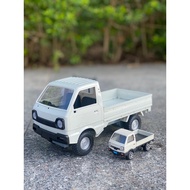 Metal keychain model car, convenient to disassemble, full box can be given as a gift