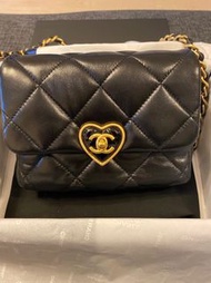 Chanel SS23全新 miniflap 心心扣 黑金，愛心方胖子