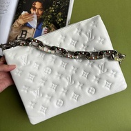 ::Louis Vuitton:: x Yayoi Kusama Coussin PM 草間彌生聯名系列金屬鍊帶 白色壓紋肩背包 鏈帶包