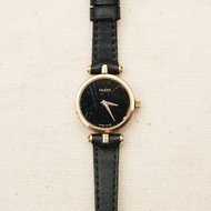 A ROOM MODEL - Vintage Gucci黑色素面圓框古董錶