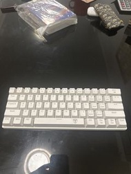 白色機械鍵盤