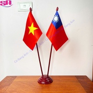Cờ Để Bàn Đế gỗ Cắm 2 cờ Việt Nam - Đài Loan In Kỹ Thuật Số 3D Vải Phi Bóng