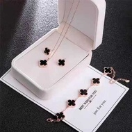 Set Gelang Kalung Anting Bunga Hitam Semanggi Bahan Titanium Anti Karat Bayar Di tempat