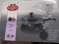 德國孖人旗下 Ballarini 石燒王28cm深煎鍋｜義大利全產製｜附玻璃蓋｜礦物岩不黏塗層｜明火/電磁爐兩用