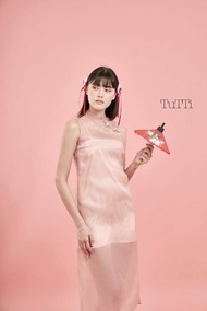 TuTTi Faye Qipao dress ชุดกีเพ้า Faye สีขมพู สีเขียว ทําด้วยผ้าแก้วใยสังเคราะห์ เนื้อเบาบาง ใส่สบาย 