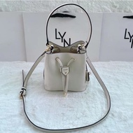 กระเป๋าสะพายทรงจีบ คอลใหม่ทรงถัง LYN มี 5 สี ใช้งาน 2 เเบบ  มีหมุดรองฐาน ขนาด 18X18X13 CM ( 7 นิ้ว)