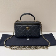 CHANEL晶片款 手柄長盒子 化妝盒 黑金菱格紋羊皮