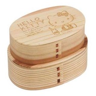 【現貨+預購】凱蒂貓/HELLOKITTY：木製！雙層橢圓形便當盒(尺寸:139×95×90mm、容量:上段-290ml/下段-340ml)_免運。