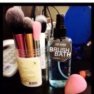 Gino McCRAY The Artist Brush Bath 專業化妝掃清潔劑 (250ml)