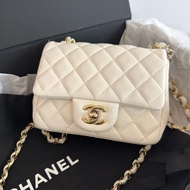 二手CHANEL白色羊皮金釦方胖A35200
