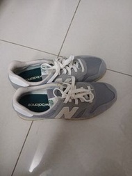 New Balance 373 灰色運動鞋