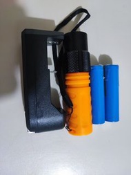 LED潛水電筒、萬能充電器連兩粒電芯