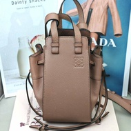 LOEWE Hammock 吊床包 深豆沙色壓紋LOGO 牛皮 mini