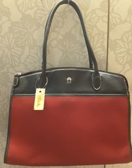 五折出清  ETINNNE  AIGNER 公事包、肩背包。六夾層。長36cm寬28cm底8cm。皮革提八50cm寬1.5cm。