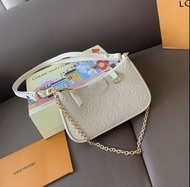 2️⃣星期到貨‼️LV easy pouch 腋下包