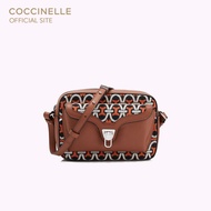 COCCINELLE กระเป๋าสะพายผู้หญิง รุ่น BEAT MONOGRAM CROSSBODY BAG 150201 สี MULT.GELSO/BRUL