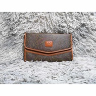 Piato Metal Snap Clutch.