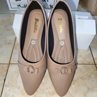 Sepatu wanita flatshoes slip-on dengan aksen hiasan emas model runcing sol datar cocok untuk acara f