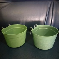 Chicken feed container, chicken feed,/ chicken feed container, chicken feed container