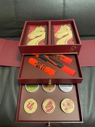 圓方ELEMENTS 2024龍年利是封連揮春及印章木盒套裝