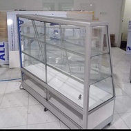 Etalase untuk display roti atau bakery