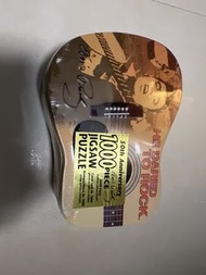 【全新未拆封】貓王 Elvis Presley 50週年紀念吉他鐵盒 1000片拼圖 (He Dared to Rock)