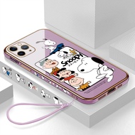 เคสโทรศัพท์สำหรับ iPhoneเคสสำหรับ iPhone 11 Pro Max/iPhone 12 Mini/iPhone 12 Pro Max/iPhone 13 Mini/iPhone 13 Pro Max ฟรีสายคล้อง + การ์ตูน Snoopy Charlie ขอบสี่เหลี่ยมการออกแบบลวดลายหรูหราชุบเคสโทรศัพท์แบบนิ่ม