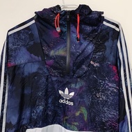 ADIDAS ORIGINALS WB AOP HALF-ZIP WINDBREAKER GALAXY 三葉草 LOGO 衝鋒衣 半開襟 拉鍊 口袋 風衣 防風 防潑水 包脖圍 高領 連帽 帽T 男版 銀河 星空 藍白銀配色 S號 AN9912 CLT-M TP0_2404 TP0_24 #24春古著