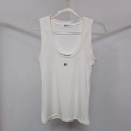 oneshopi4289 เสื้อแขนกุดคอกลม ผ้าเรย่อน ปักโลโก้ เก็บทรงพรางหุ่นดีมาก  ผ้ายืดตามตัว พร้อมส่งทุกสี รุ