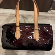 LV 壓紋酒紅色漆皮手提包