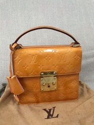 74❤ LV 漆皮郵差包 spring street kelly真品 正品 黃色真皮手提金扣壓紋原花亮方形小相機包mini 超稀有收藏古董 絕版款 附原廠鑰匙防塵袋《小包當道 超級無敵可愛》